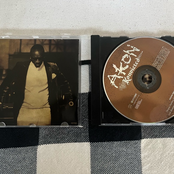 Akon Konvicted - Picture 2 of 5